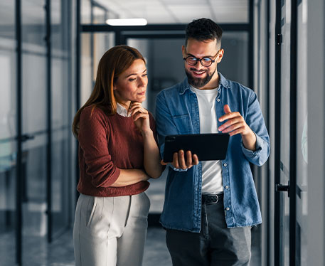 Zwei Mitarbeitende im Austausch am Tablet stehen f&uuml;r die Grundlagen digitaler Zusammenarbeit, Wissenstransfer und den gemeinsamen Einsatz moderner L&ouml;sungen.