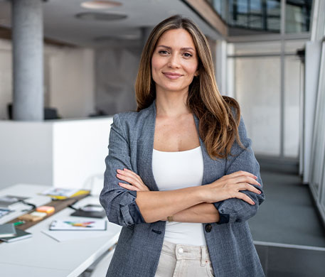 Eine selbstbewusste Mitarbeiterin im modernen Arbeitsumfeld symbolisiert klare Strukturen, Verantwortung und die erfolgreiche Gestaltung interner Prozesse.