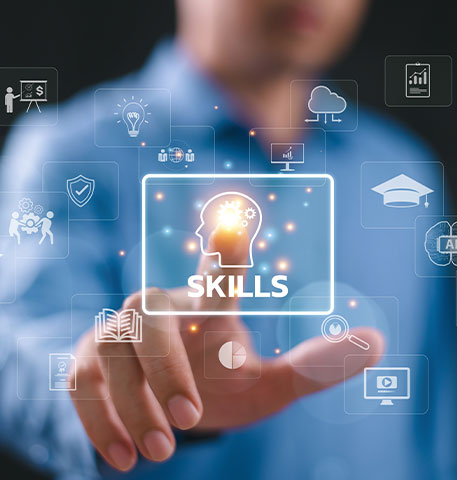 Eine Person bedient eine digitale Skills-Oberfl&auml;che mit Symbolen f&uuml;r Wissen, Weiterbildung, Analyse und berufliche Kompetenzen.