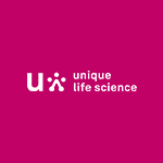 Unique Medicum Logo auf blauem Hintergrund